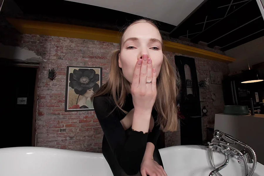 Luise Wixx’s Bathtub Masturbation In 8K Virtual Reality